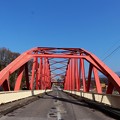 赤い鉄橋が目をひく