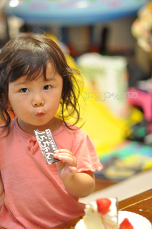 ケーキのチョコを食べる長女ちゃん