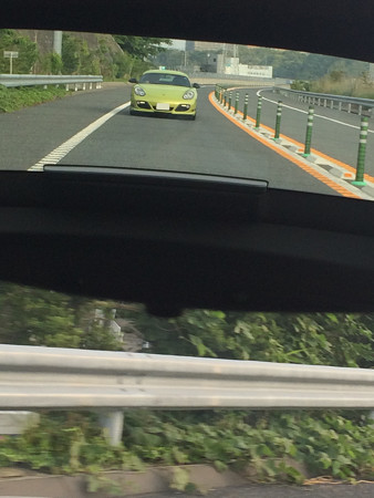 バックミラーに映るCayman R