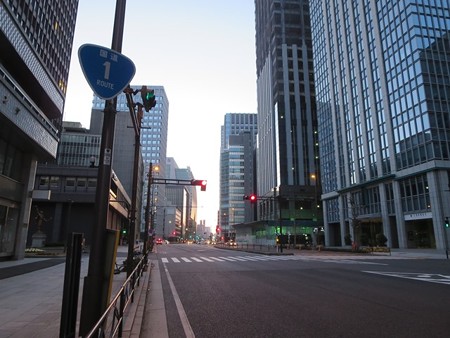 朝の国道を静か。
