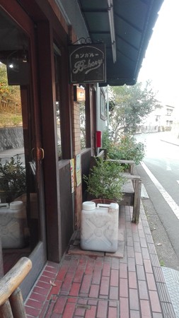 カンガルー店頭 ベンチがあり。