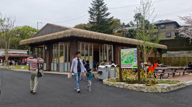 春の東山動植物園 No - 016:アジアゾウ舎跡地に整備された、無料休憩所