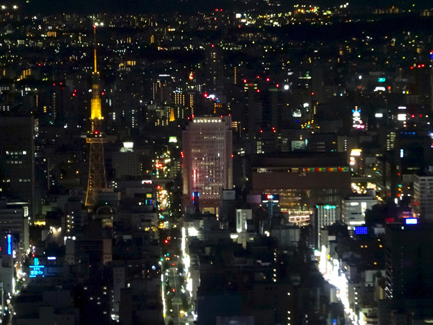ミッドランドスクエア「スカイプロムナード」から見た夜景 - 26:名古屋テレビ塔とNHK名古屋放送局、愛知芸術文化センター