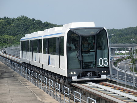 リニモ100形 公園東駅02