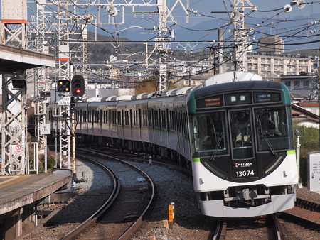 京阪13000系急行 京阪本線中書島駅01