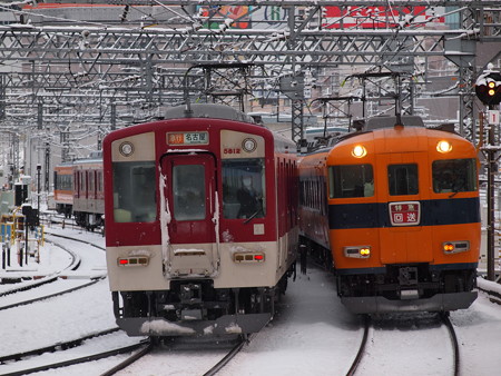 近鉄12600系回送と近鉄5800系急行 近鉄名古屋線米野駅