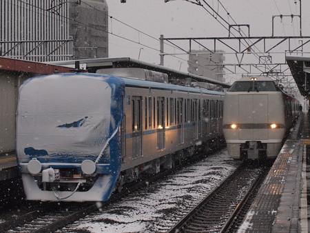 メトロ15000系甲種と681系特急しらさぎ 東海道本線尾張一宮駅