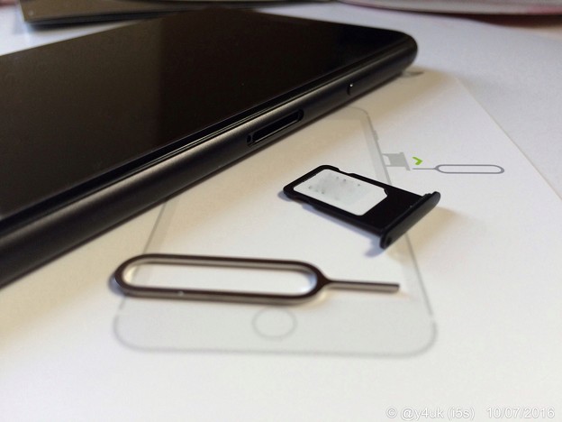Photos: nanoSIM insert in iPhone 7 Plus ～IIJmio 10.7start