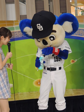 においをかぐドアラ。