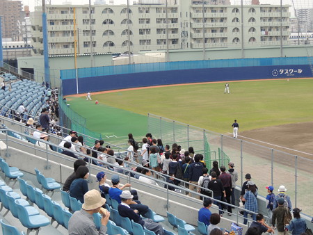 3塁側内野席解放。