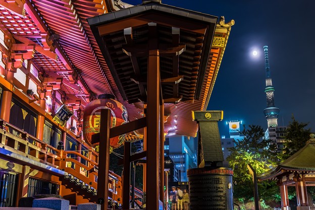 満月と浅草寺本堂