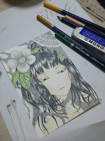 水彩色鉛筆着色メイキング 一日目 色白日本女性 女の子 の肌 唇 花弁 葉のイラストの塗り方
