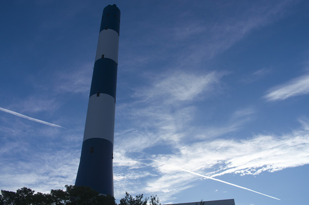 Photos: 煙突と飛行機雲(2014年9月5日の様子)