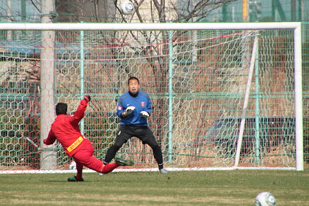 ゴール前でボレーで合わせるもシュートはバーの上へ…