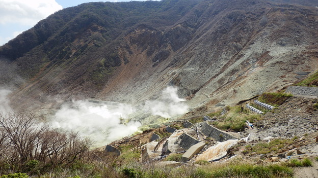 小噴火で壊滅的な打撃を受けた温泉供給施設