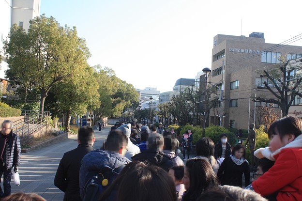 湊川神社の参拝の人達であふれる行列