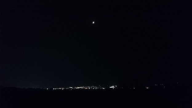 Photos: ヒロさんの「街の灯」を観た帰り道。 薄い雲の向こうの月と、 街の灯