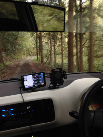 ひゃー!遭難しそうな宿までの道はアドベンチャー!!油断したら直ぐ隣は崖!!対向車来たら大変!ナビはこの道を誘導したけど、実はちゃんとした道があったみたい。やっぱナビを100%信用しちゃだめね