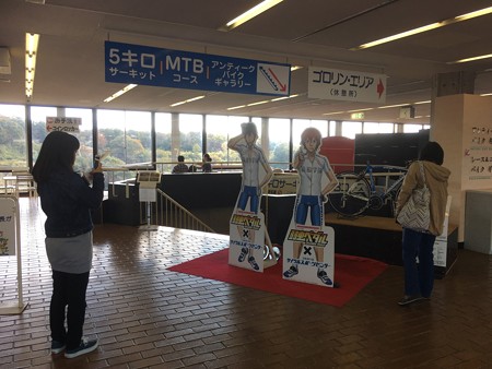おみやげ店内には等身大の弱ペタ出演のみなさまが