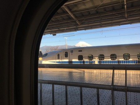 富士山側の席をキープ!