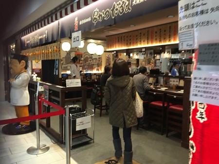 大阪名物ってなんだろう?と考えて串カツ屋さんに寄りました(写真に写ってる後ろ姿の方がかーかさんよ)