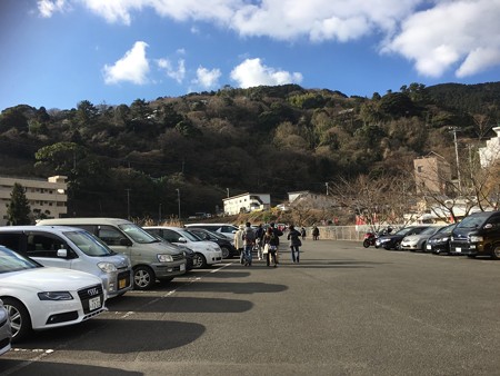 駐車場あっという間に満車@あかねーさんの熱海梅園(携帯)