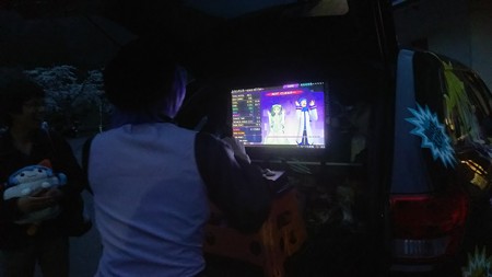 駐車場では、DIVA-F の試遊機(手作りコンパネボタン)を持ち込み展示し...