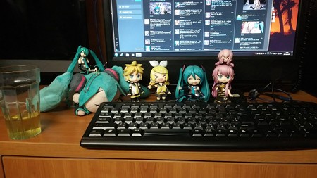 リン:「オハヨーハヨー!!」 ミク:「昨夜遅くまでブログ編集して...