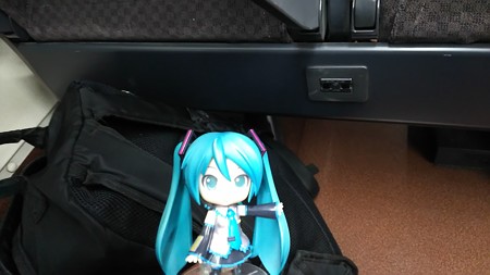 ミク:「E7系では、通路側の席にもコンセントがついてます。ケータイ...