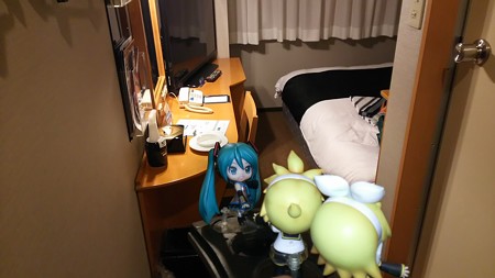 ミク:「こちらが、本日よりご一泊、12000円のお部屋です♪」 レン:「...