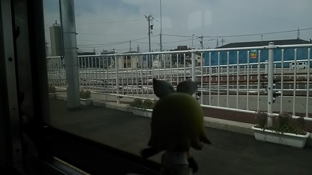 陽羽里駅に停車。 リン:「ひばりがよく鳴く駅?w」
