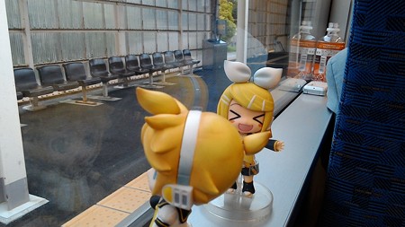 能生駅に停車。 リン:「No!! 何が何でも No!!!」 レン:「はいはい…...