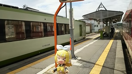 戸狩野沢温泉駅に停車。 リン:「何かとがってんの!?」
