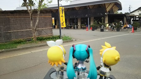 リン:「タクシーで、ヅバッと着いたよ! 千手温泉♪」 レン:「さ...