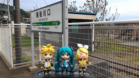 リン:「あぁー空気がおいしー♪」 レン:「めーこ姉ちゃん達はまだ...