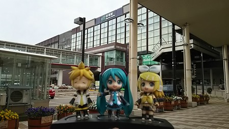 ミク:「今朝はちょっと早出なんですね」 リン:「今日は雨降らない...