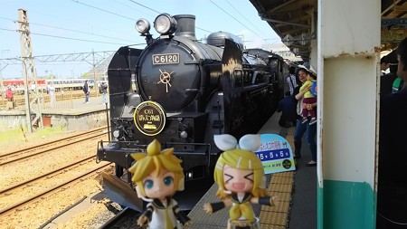 新津駅に14分停車。 レン:「なんかモワモワ熱い!」 リン:「や...