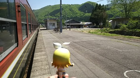 日出谷駅に停車。いつもならここで名物「とりめし弁当」を買うのです...
