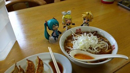 ミク:「ネギチャーシューメぇぇぇぇン!!」 リン:「マッテマシタ...