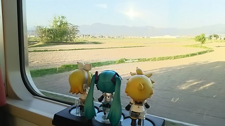 喜多方→塩川間。 リン:「おりょ? 逆向きの席に座っちゃったよ?...