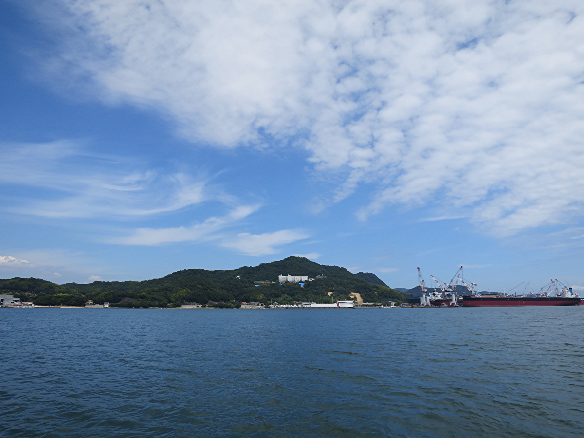 海からホテルの眺め