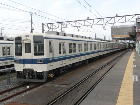 岩槻駅に止まっている8000系