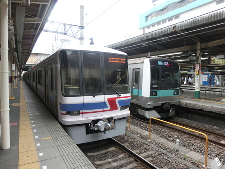 8900形とE233系