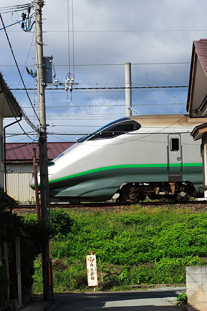 路地裏から望むＥ３系２０００番台