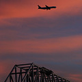 紅と紺の空と大橋と飛行機