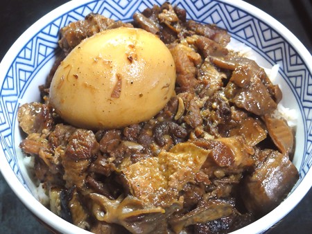 台湾B級料理の魯肉飯(ルーローハン)