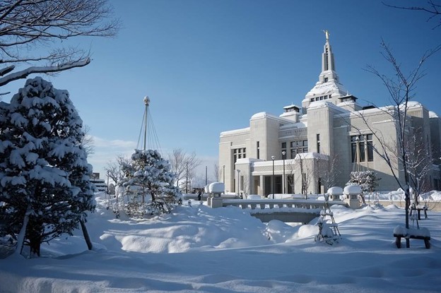 雪化粧の札幌神殿
