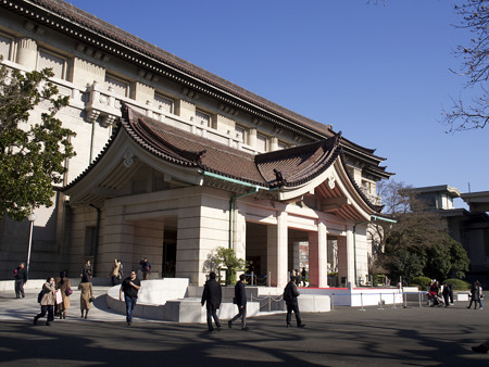 本館前