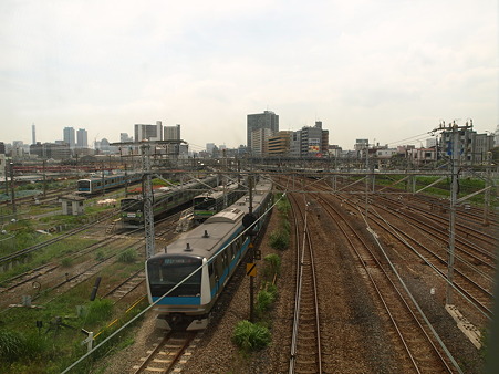 E233系と東神奈川車庫