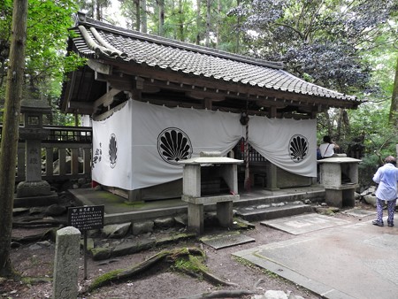 鞍馬寺07 奥の院 魔王殿 寺紋は日輪(太陽神)に囲まれた十一面観音+十全